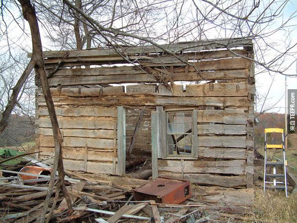 這是木屋的原貌。大多數的部分都已經腐爛了。他把大多數腐爛的部位都標記了，然後把它轉移蓋房子的地基。