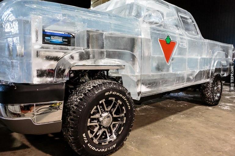 這個了不起的"冰雕"車是架設在 Chevy Silverado 的框架上。