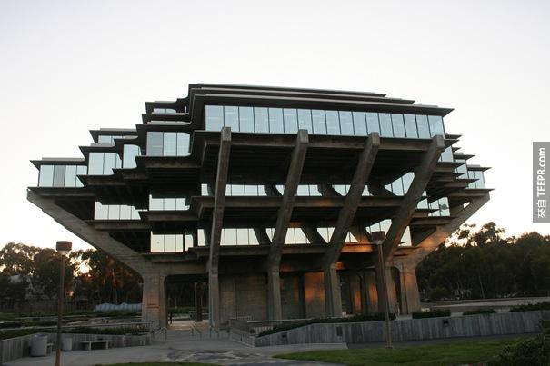48. 加州大學聖地亞哥分校格澤爾圖書館（聖地亞哥，加利福尼亞，美國）