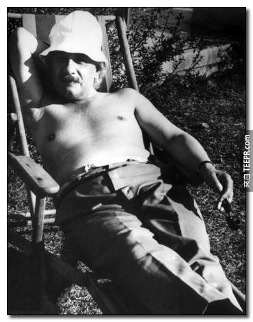 5. 愛因斯坦 (Einstein) － 原來他不在改變人類歷史的時候，他就喜歡這樣躺在陽光下曬太陽。看來每天做數學果然無法燃燒熱量。