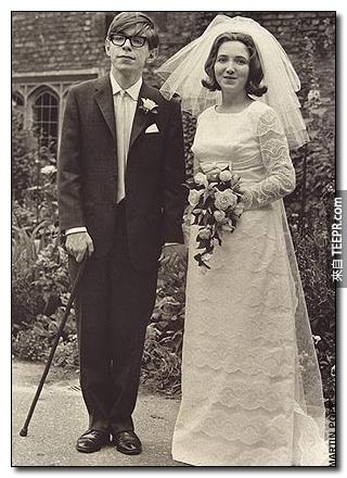 史蒂芬·霍金 (Stephen Hawking) - 我們所認識的這位當代首席天才都一直都是坐在輪椅上的,但是在這個照片裡你可以看到當時他結婚意氣風發的樣子。