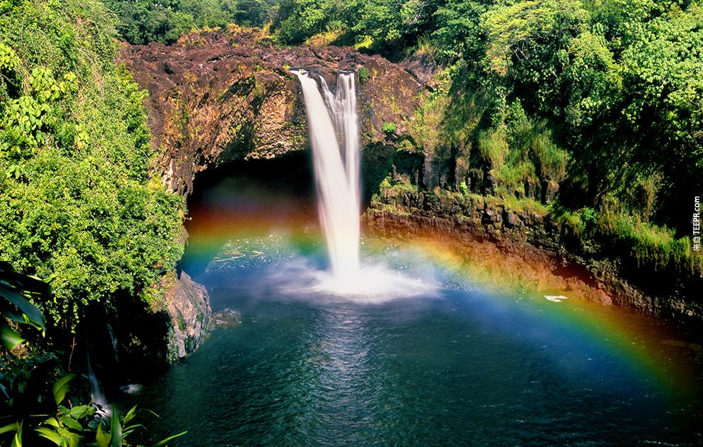 2. 彩虹瀑布 (夏威夷) - Rainbow Falls, Hawaii。據說這個地點平時都有彩虹環繞。