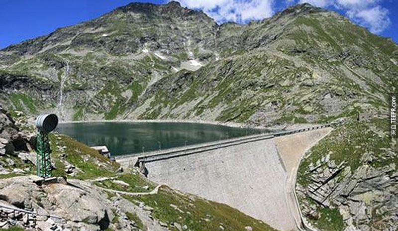 這座位在北義大利的一個水壩有一個少為人知的祕密。你看得出來嗎？