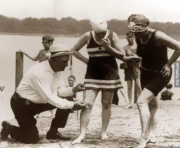 測量游泳衣。如果女人穿得太短的話，會被罰錢 - 1920