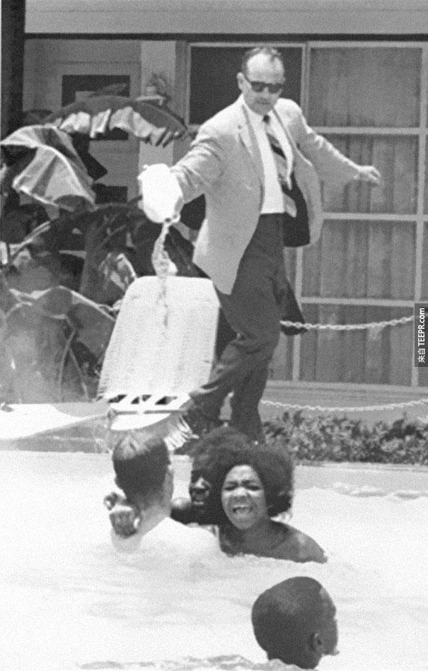 旅館老闆把硫酸往在游泳池裡的黑人倒 - 1964