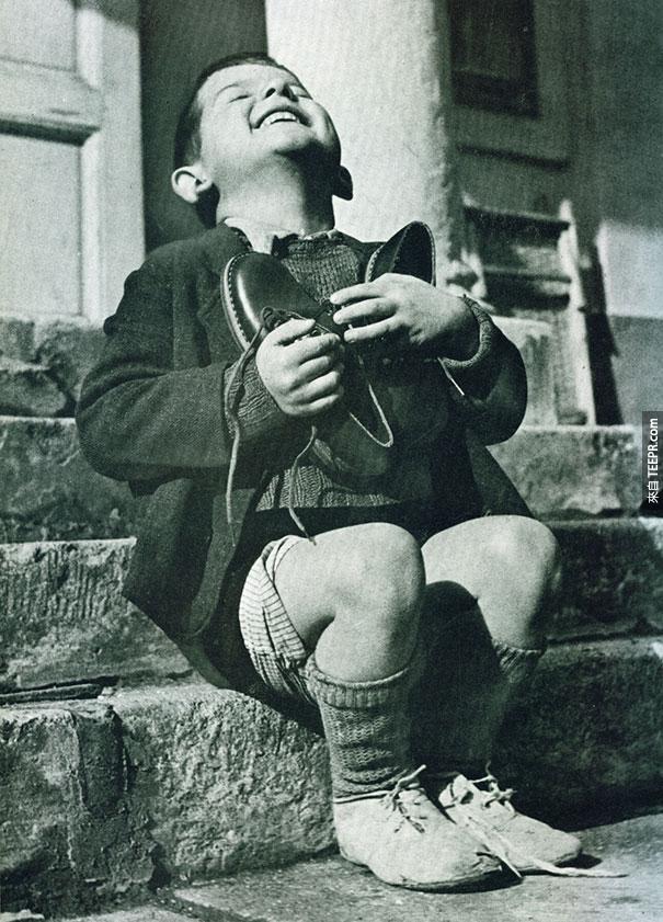 奥大力男童在二次世界大战收到新鞋时的喜悦