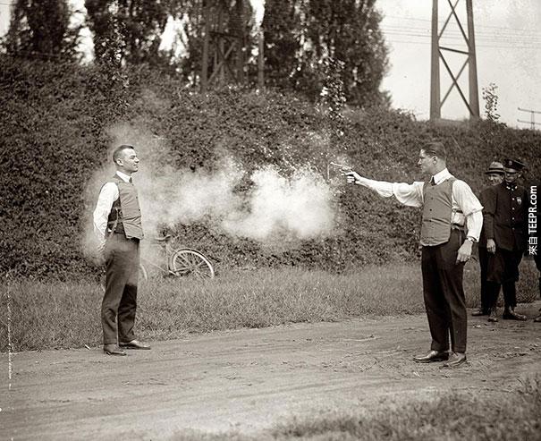 测试新的防弹背心 - 1923。