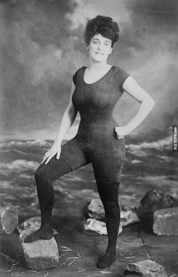 美国游泳家凯勒曼 (Annette Kellerman) 当时推动女性穿单件式泳衣 - 1907。她后来因妨害风化罪被逮捕。