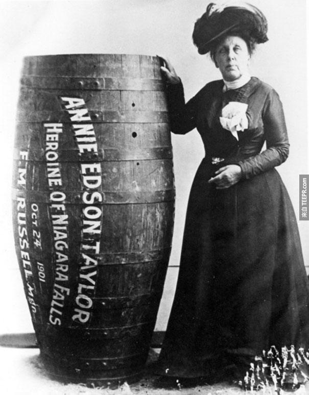 安妮泰勒女士(Annie Edison Taylor)是世界第一名在木桶里落下尼亚加拉大瀑布而且没死的女冒险家 - 1901