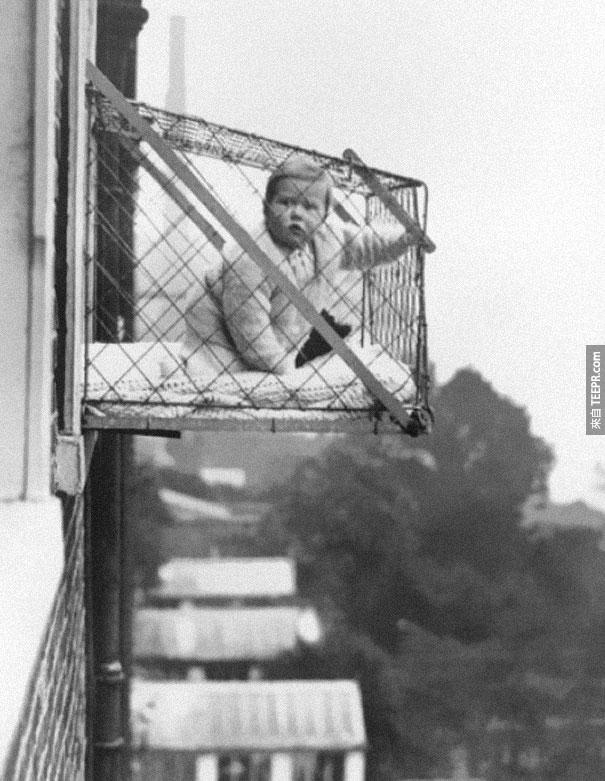 因为室内空气不好，当时很多人把孩子放入挂在外墙上的笼子里晒太阳 - 1937