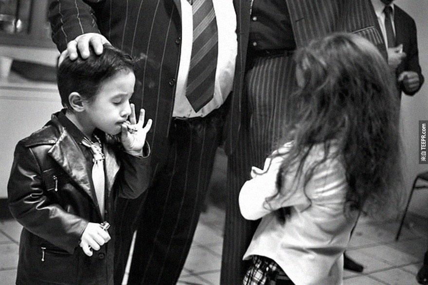 一名南法国圣雅克佩皮尼昂的五岁吉普赛男童在2006年除夕的时候抽烟。在圣雅克，小孩抽烟是一件很正常的事情。