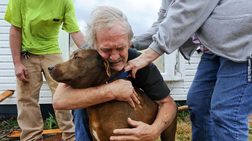 在阿拉巴馬州的龍捲風摧毀了他的家園後，這名男子Greg Cook 抱著他的狗 Coco痛哭 - 2012年3月