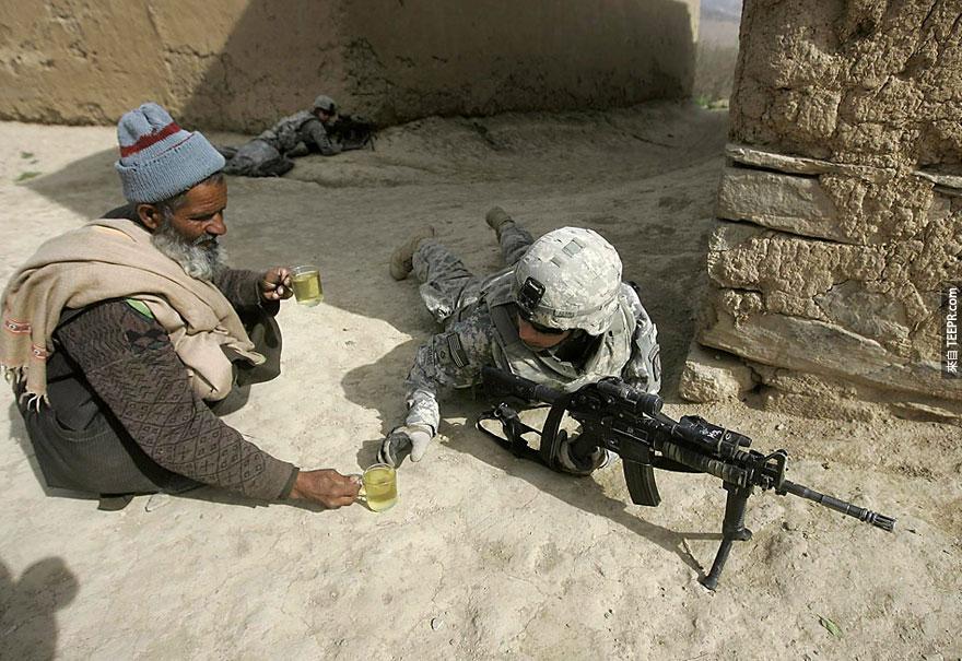一名阿富汗男子提供茶給士兵。