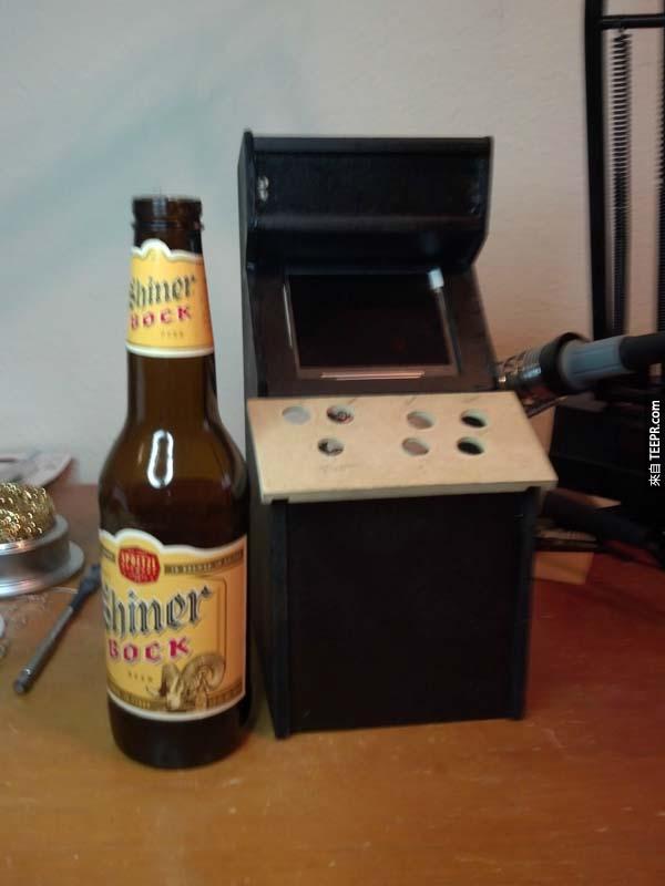 在一瓶啤酒旁，你可以看得出來這台機器到底有多小。