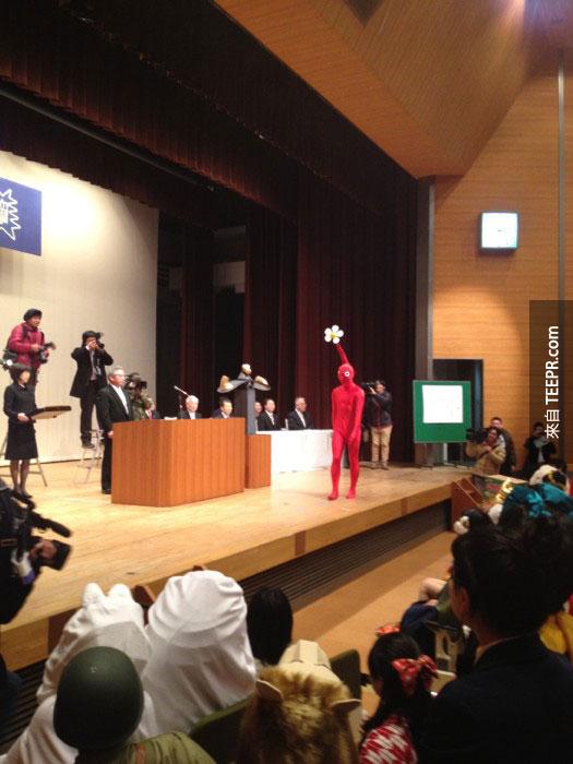 Kanazawa College of Art in Japan Lets Students Wear Costumes to Graduation (20)