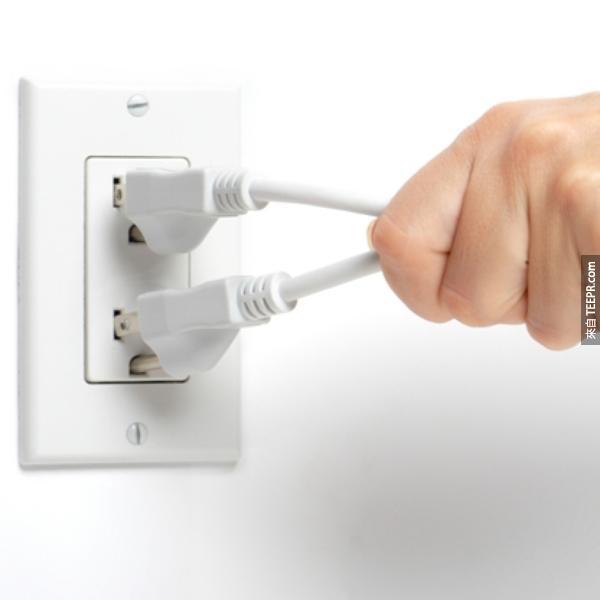 11.) 把你所有的電線都插入一個延長線。延長線可以管制電器"偷"的電量，幫你省下很多電費。