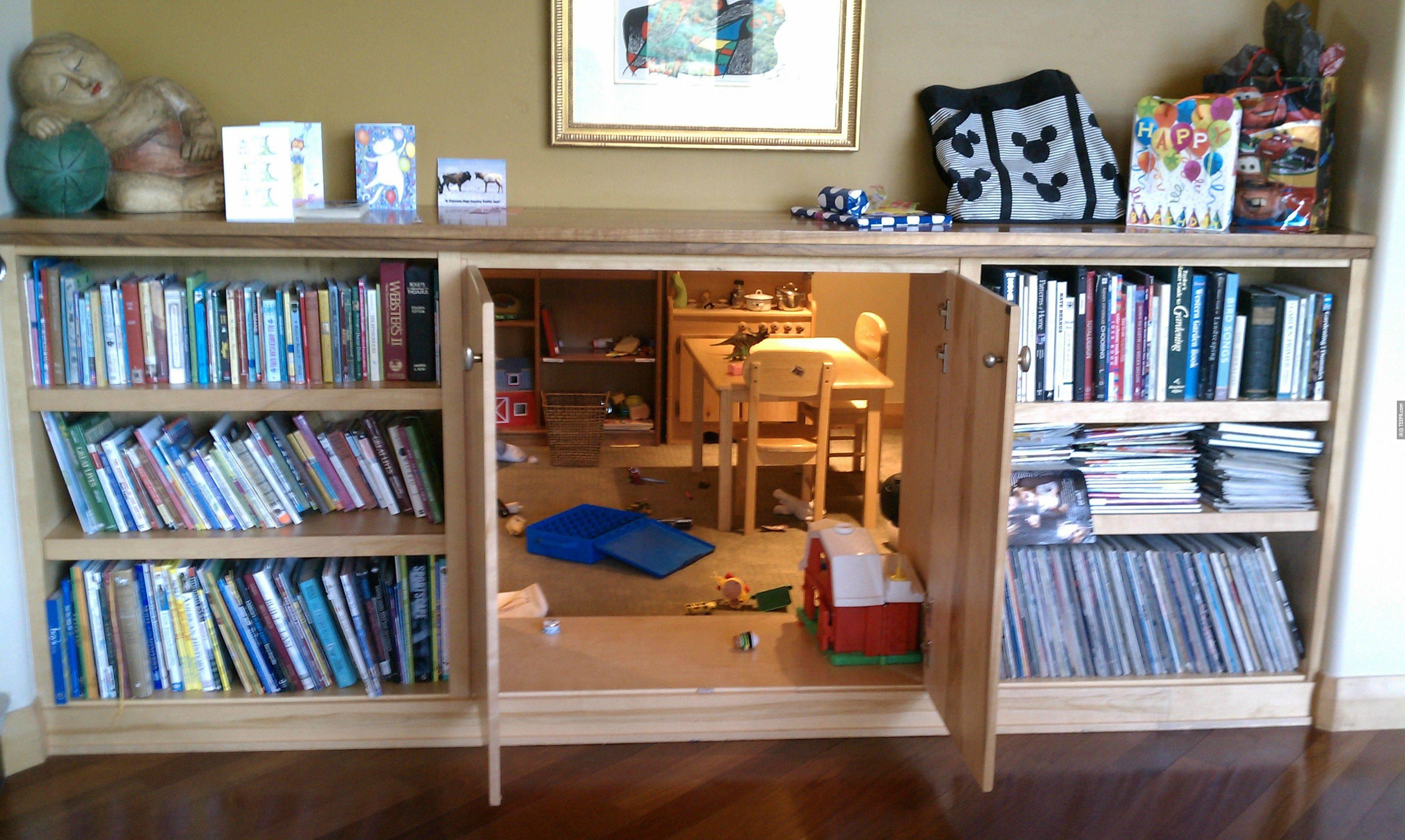 书柜中间的隐藏式儿童玩耍空间。