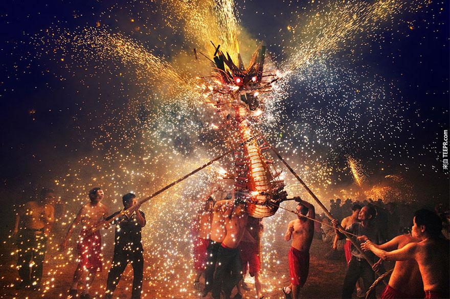 香港国际奖: "火龙" (Fire Dragon) by Chi Hung Cheung, 2nd Place, 2014 Sony World Photography Awards