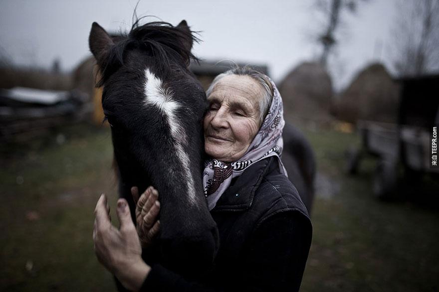 波兰国际奖:  "乌克兰Szack的居民和她的马" (The inhabitant of Szack of Ukraine and her horse) by Mateusz Baj, Poland, 1st place, 2014 Sony World Photography Awards