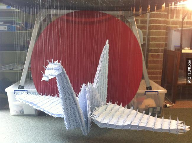 1000只纸鹤组成的巨大纸鹤。