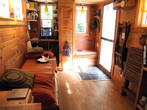 他們只花了1.2萬美金就買了一台露營車然後把它改裝成這棟舒適的小房子。