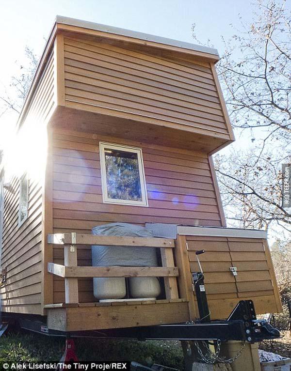 這棟小房子是Alek在在愛荷華州的時候從一台露營車為根基蓋出來的。