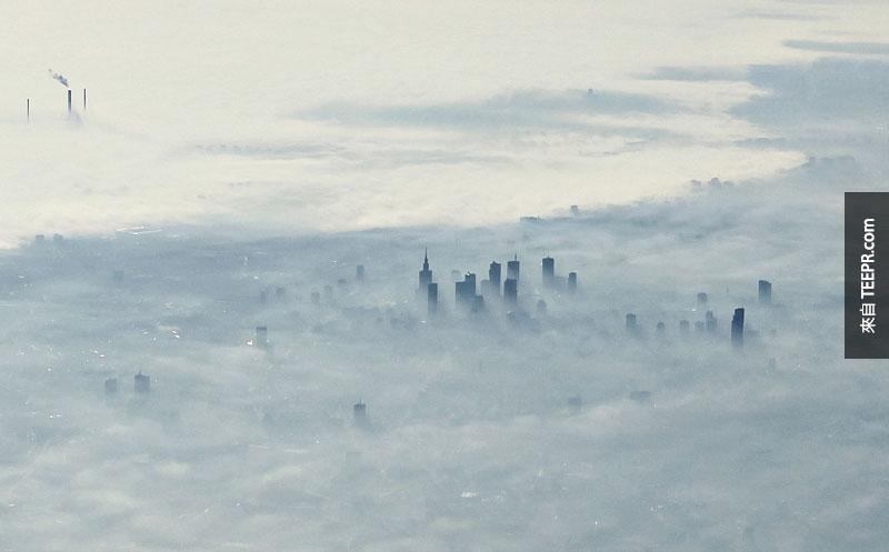14. 或是一個被埋在霧裡面的一座城市。