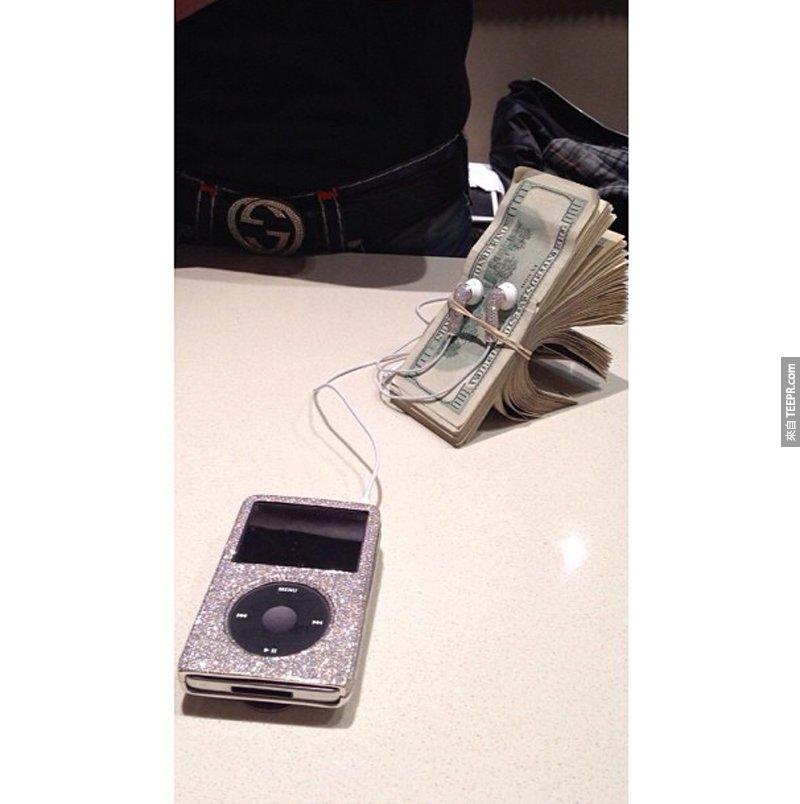 5. 他用他的iPod耳機把一疊鈔票綁起來，然後註解說 "錢是我耳朵的音樂"。