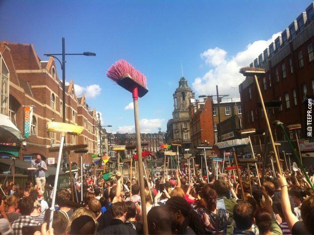 所有伦敦市民在示威完后把街道所有的垃圾清理干净 (伦敦，英国 2011)。