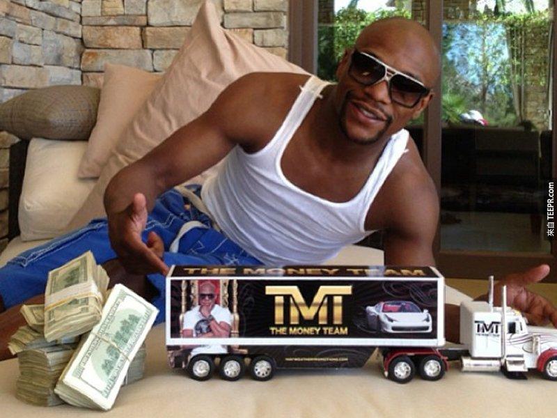 9. 他的 "The Money Team" (金錢特攻隊) 的玩具卡車在一疊鈔票旁邊。