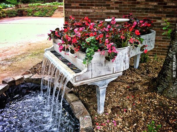31. 老舊的鋼琴變成戶外的噴泉。