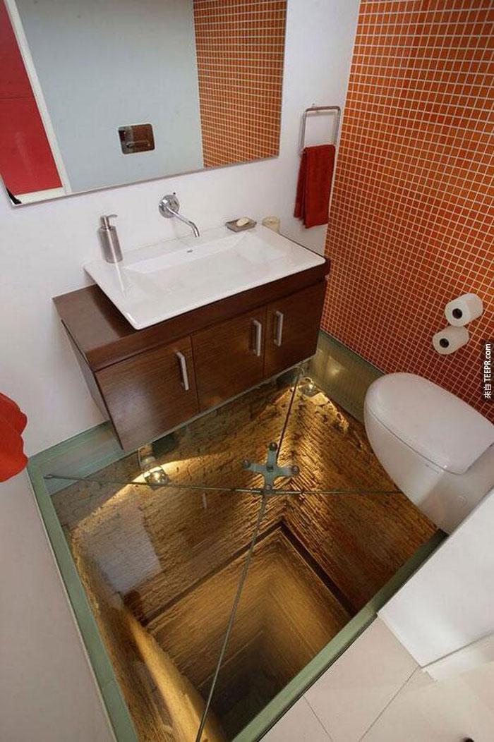 2) 設計這間廁所的人一定沒有懼高症。
