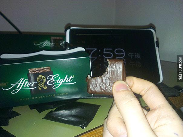 这个巧克力的品牌叫做 "八点过后"。