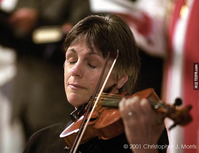 小提琴家 Nancy Dinovo 在温哥华的基督教教堂为了美国911事件的罹难者弹奏。