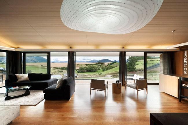 25. 美丽的客厅俯瞰著纽西兰的农田。
