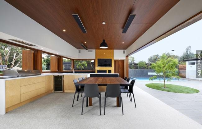 11. 澳洲的開放式廚房讓你可以一邊做菜一邊享受戶外庭院。