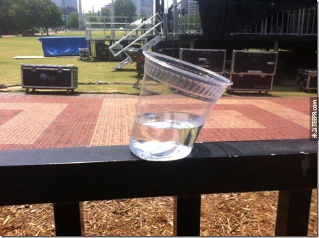 當你的塑膠杯裡面的冰塊融化後，杯子也融化了。