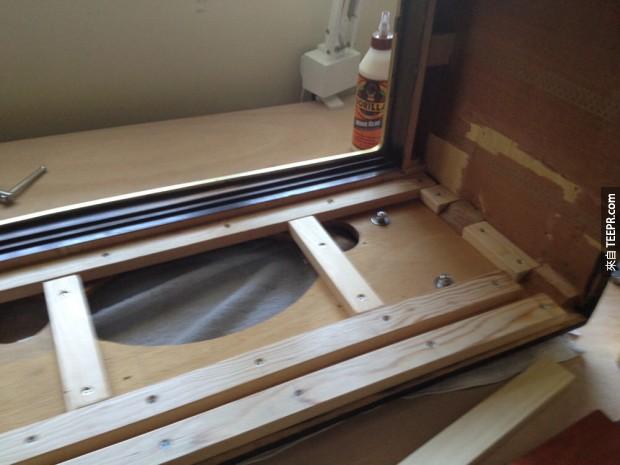 例外又再多加了内部的木头支撑，这样才可以在内部再加铺一层木板。