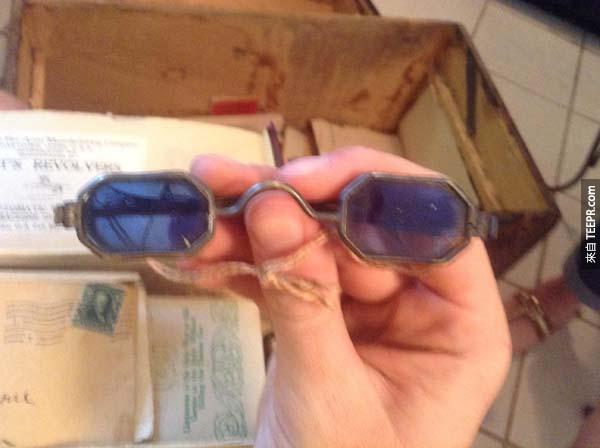 这副染色的蓝色眼镜可能是太阳眼镜，或者可能是用来看无字天书的...