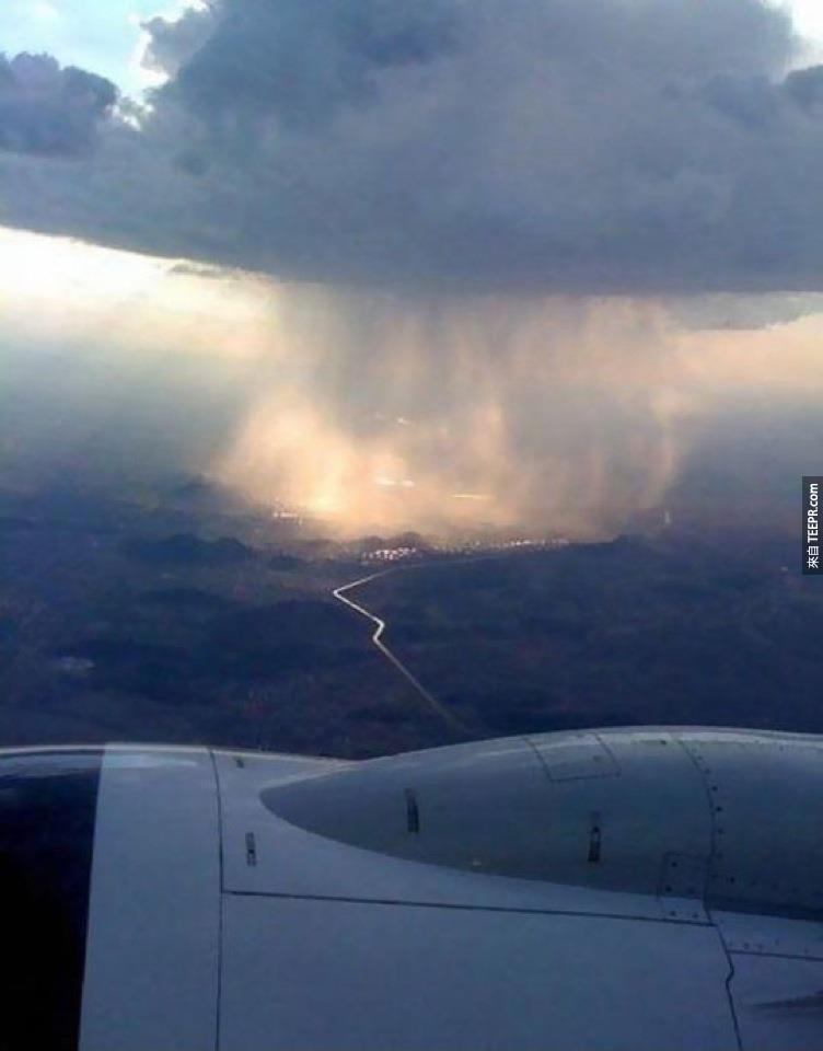 9. 从飞机窗户看到的雷雨云，地点在英国。