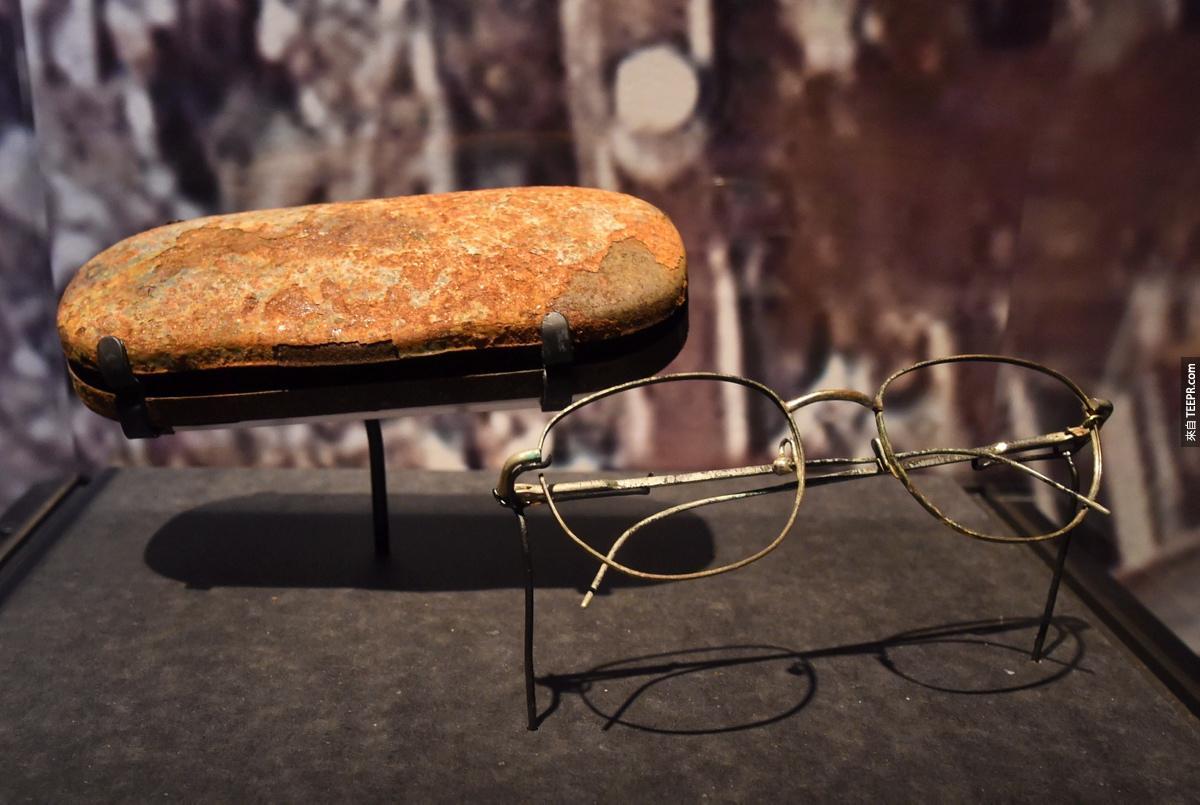 這副在殘骸中所尋獲的眼鏡，也被放置在紀念館裡展出。