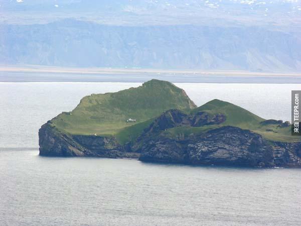 2.) 鄰近韋斯特曼納島(Vestmannaeyjar)旁的埃德利扎島(Elliðaey)島上，有一個比約克(Bjork)的"家"。