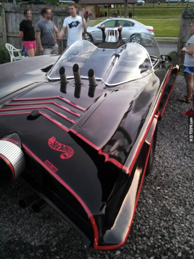 这台黑红的蝙蝠车跟以前旧的蝙蝠车版本 (影集) 长得相似度极高。