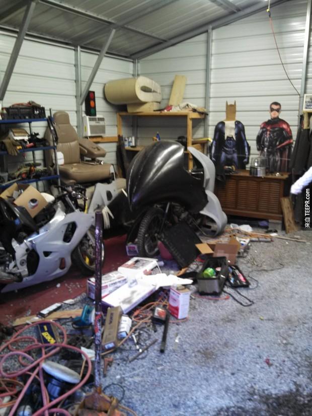  等到他的车库的时候，你就可以看到他正在建造一台蝙蝠摩托车。