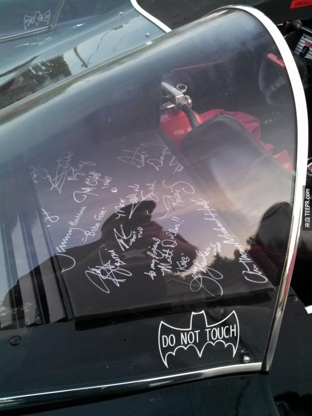 Adam West (以前演蝙蝠侠影集的演员) 也签过这台车。很多阴尸路的演员也有签。