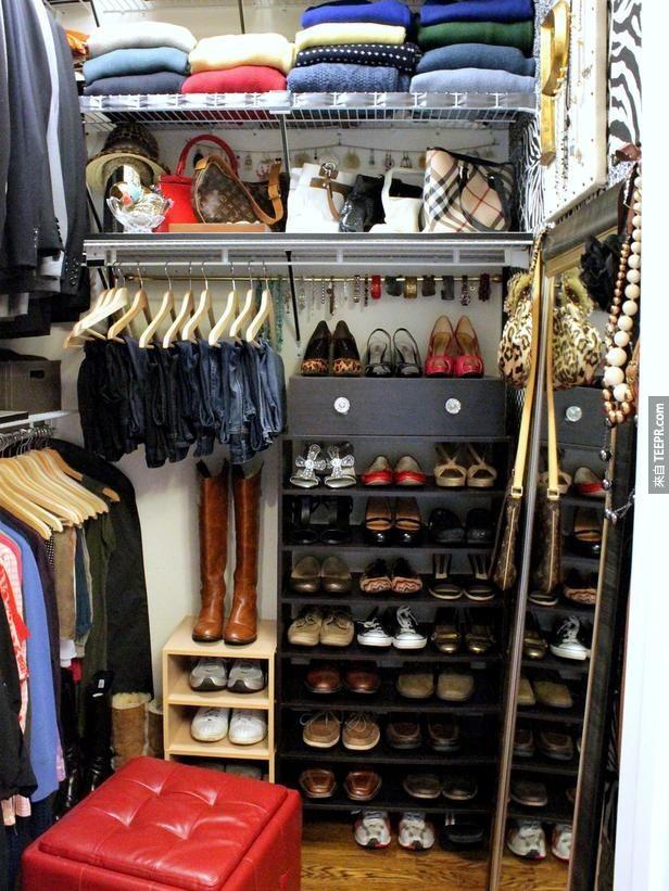 衣櫥並不代表只有一個掛衣架。善用每一個小空間來放置你的鞋、衣物、包包等等。