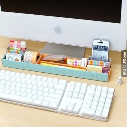 18. 善用鍵盤與電腦之間的空間來放置你的文具。