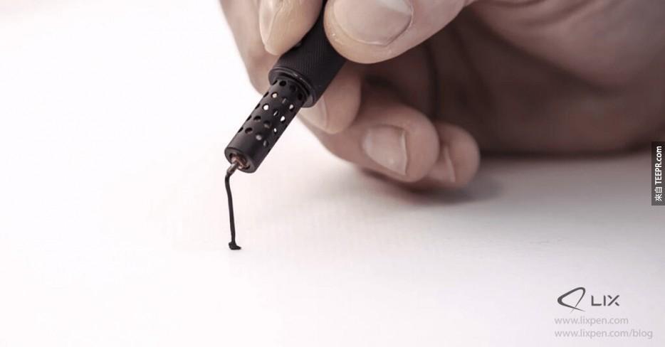 这支笔的头是一个热端管口，可以吐出塑胶的细丝，让你制造出任何你能想出来的设计。