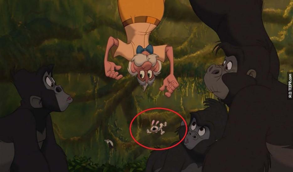 当波特教授在电影泰山中被猩猩救起来，从教授的口袋中掉出电影花木兰出现过的小绒毛玩具。