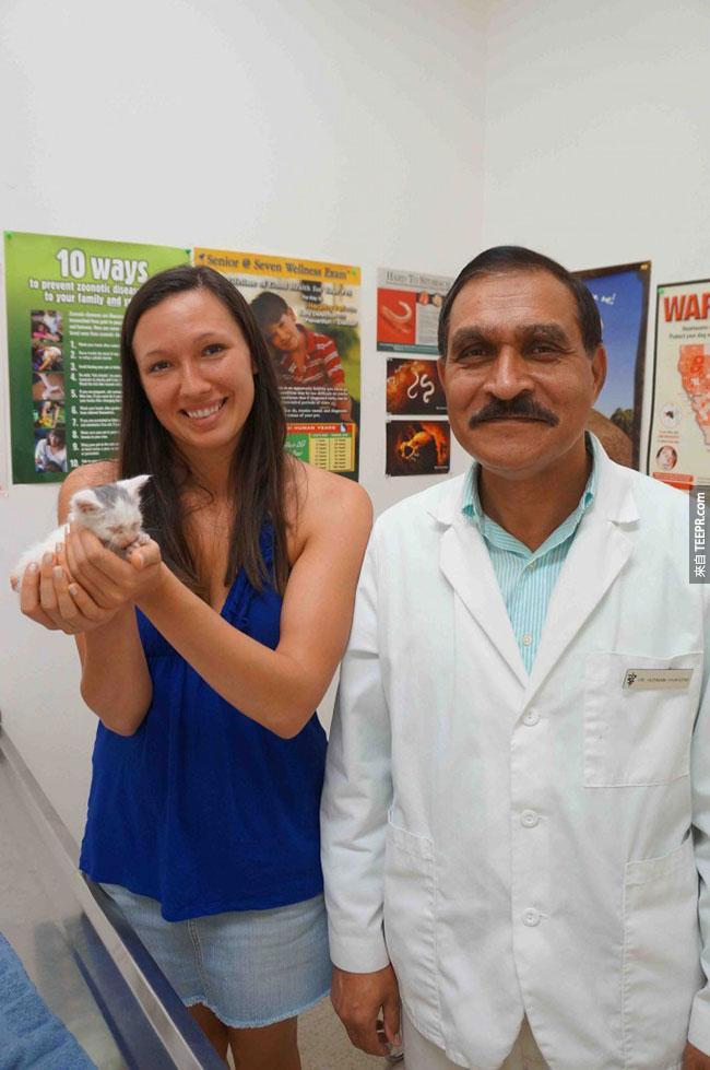 獸醫Shazad幫小貓咪做了蛔蟲治療，並擦了些眼藥膏，把小貓照顧的非常好。